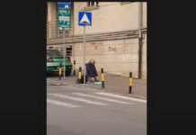 МОЛИТВА НА УЛИЦИ: Муслиман се клањао усред Београда (ВИДЕО)