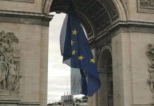 СКАНДАЛ У ФРАНЦУСКОЈ: Уклоњена застава ЕУ са Тријумфалне капије
