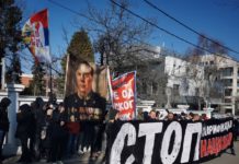 ОДРЖАН ПРОТЕСТ ИСПРЕД УКРАЈИНСКЕ АМБАСАДЕ: “Гледамо исти сценарио који су доживели Срби у Хрватској”