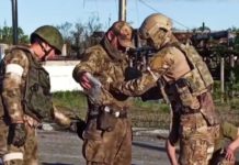 ПОГЛЕДАЈТЕ СНИМАК ПРЕДАЈЕ ЕКСТРЕМИСТА ИЗ „АЗОВСТАЉА“: Руско министарство објавило видео – 265 милитаната положило оружје (ВИДЕО)