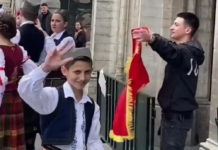 Најлепша фотографија Србије у овом новом миленијуму: Албанци прекинули наступ српске деце, АЛИ ИМ ЈЕ ОВАЈ ДЕЧАК ПОКАЗАО ШТА ЈЕ КУЛТУРА