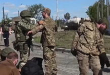 СНИМАК ПРЕДАЈЕ ПОСЛЕДЊЕ ГРУПЕ ИЗ АЗОВСТАЉА: Тетоваже говоре све – руске снаге одвајају екстремисте од припадника украјинске војске (ВИДЕО)