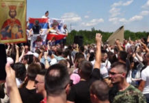 ОДЈЕКУЈЕ СА ГАЗИМЕСТАНА: После помена косовским јунацима који је служио патријарх Порфирије, ори се српска песма и вијоре заставе (ВИДЕО)