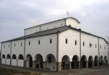 НЕЗАПАМЋЕНИ ВАНДАЛИЗАМ У САБОРНОЈ ЦРКВИ У ВРАЊУ: Црвеном бојом оскрнављени иконостас и 20 икона (ФОТО)
