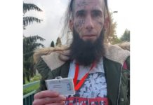 Да ли је овај човек АДЕКВАТНО ЛИЦЕ за бројање гласова?! (ФОТО)