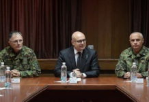 ВУЧЕВИЋ ОБИШАО KОМАНДУ KОПНЕНЕ ВОЈСKЕ У НИШУ: Настављамо са јачањем Војске Србије (ФОТО)