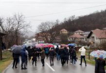 ОВАКО СРБИ ПРКОСЕ ЗИМИ НА БАРИКАДАМА: Хладноћа није спречила наш народ да устане против Куртијевог терора (ФОТО)