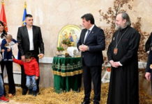 ГАШИЋ УГОСТИО У МУП-у МАЈKУ СА ПЕТОРО ДЕЦЕ: „Ми ћемо водити рачуна о вама, ово је историјски тренутак“