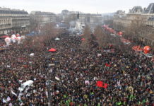 МИЛИОН ЉУДИ НА УЛИЦАМА ФРАНЦУСКЕ: Бесни на Макронов закон – полиција ВОДЕНИМ ТОПОВИМА растерује демонстранте!