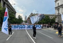 ОРИГИНАЛНИ ТРАНСПАРЕНТ БАЊИЧАНА: „Тврдо језгро“ стиже испред Скупштине (ФОТО)