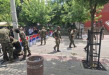Срби на барикадама блокирали возило такозване полиције лажне државе! (Видео)