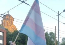 Зашто Биљана Стојковић на протесту због убијене деце носи трансџендер заставу?