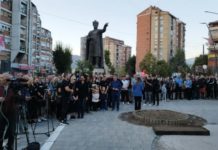 Туга опасала север Косова и Метохије: НАРОД СЕ ОПРОСТИО ОД СТРАДАЛИХ ХЕРОЈА (ФОТО)