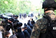 Мигранти на коленима, заплењени калашњикови, муниција… Прве фотографије и снимци велике акције полиције!