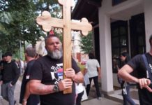 ПРИВОДИЛИ ИХ ЗБОГ ПОДРШKЕ СРБИМА У ЦГ: Ово су хуманитарци из Београда и Бањалуке које је хапсила црногорска полиција (ФОТО)