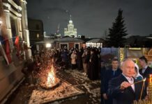 Прво паљење бадњака у Москви. Путин: Црква чува непролазне идеале и вредности