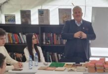 Предавање у Пионирском парку: Небојша Кузмановић студентима поклонио 350 књига